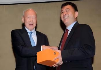 环球视野：：：蓝伟光见证李光耀的远见之光与务实之路